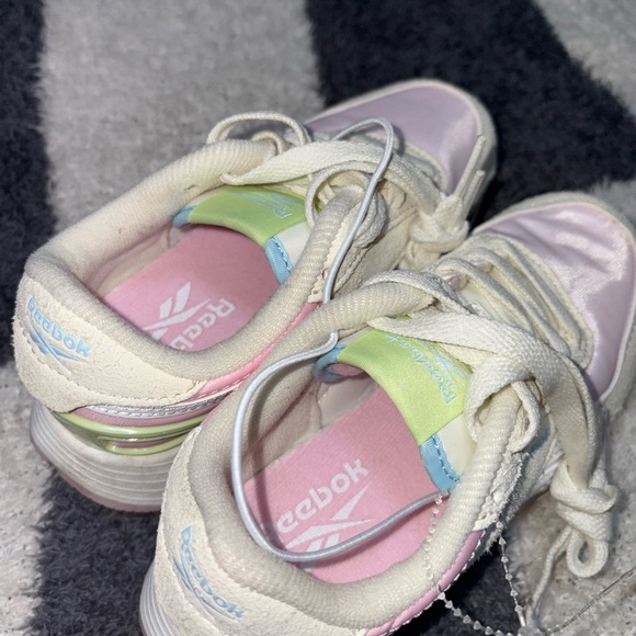 Reebok - Picture 3 of 4